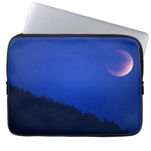 Lunar Eclipse über Wald Zug, Schweiz Laptopschutzhülle