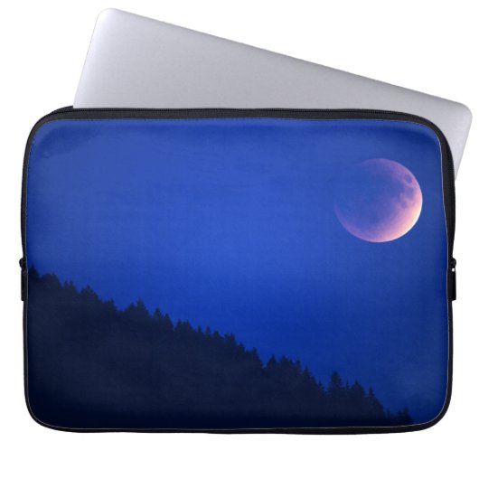 Lunar Eclipse über Wald | Zug, Schweiz Laptopschutzhülle (Vorderseite)