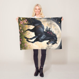 Lunar Elegance: Schwarzes Fantasy - Pferd mit dem Fleecedecke