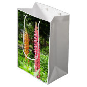 Lupinen im Hütte Garden - Martha's Vineyard Mittlere Geschenktüte (Vorderseite Schrägansicht)