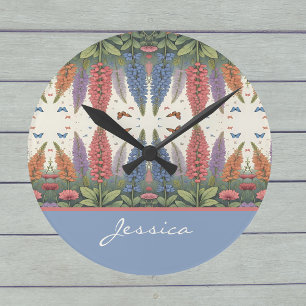 Lupinenblüten und Schmetterlinge Vintage Monogramm Runde Wanduhr