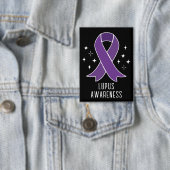Lupus Awareness Lila Ribbon Personalisierter Text Button (Insitu)