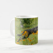 Lurcher, der durch ein Blumen-Feld - Tasse läuft (Vorderseite Links)