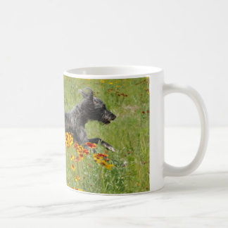 Lurcher, der durch ein Blumen-Feld - Tasse läuft
