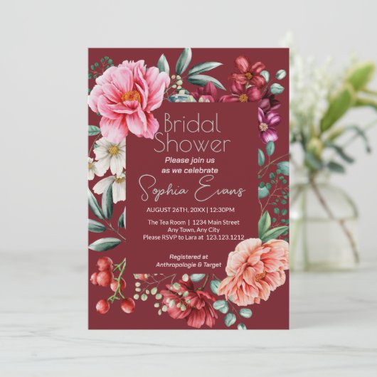 Lush Floral Bordered Modern Burgund Brautparty Einladung (Stehend Vorderseite)