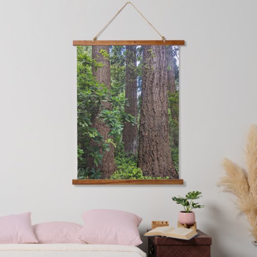 Lush Forest Douglas Fir Trees Wandteppich Mit Holzrahmen (Schlafzimmer)