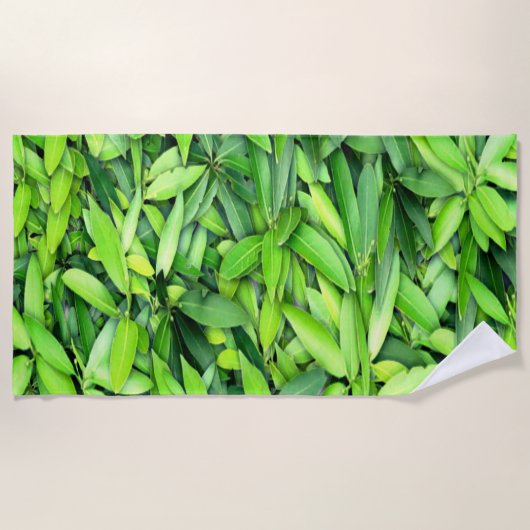 Lush Green Blätter Pattern - Natur botanisch Strandtuch (Vorderseite)