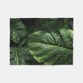 Lush Monstera Leaves with Morning Dew Drops Fleecedecke (Vorderseite (Horizontal))