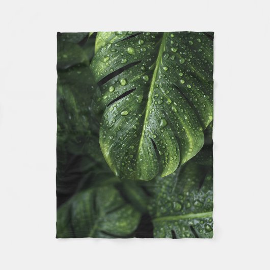 Lush Monstera Leaves with Morning Dew Drops Fleecedecke (Vorderseite)