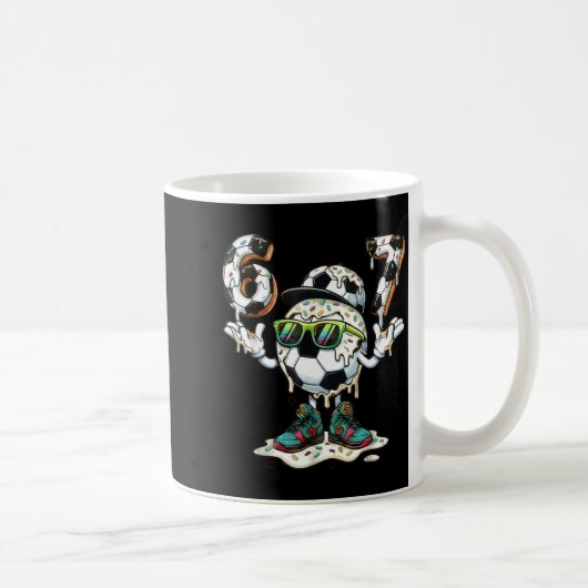 Lustig 6 7 Sechs Sieben 67 Fußball Meme Glasierte Kaffeetasse (Rechts)