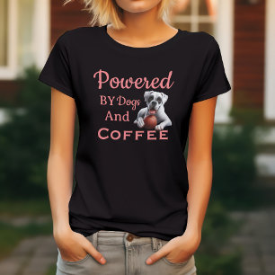 Lustig. Angetrieben von Hunden und Kaffee T-Shirt