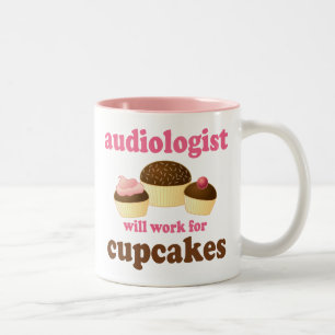 Lustig arbeitet für Kuchen-Audiologen Zweifarbige Tasse