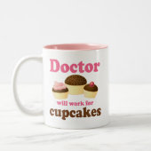 Lustig arbeitet für Kuchen-Doktor Zweifarbige Tasse (Links)