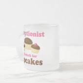 Lustig arbeitet für Kuchen-Empfangsdame Mattglastasse (Vorderseite Links)