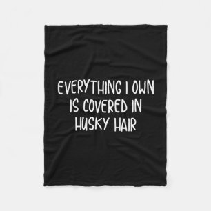 Lustig bedeckt mit Husky-Haaren Fleecedecke