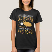 Lustig eine alte Frau, die Klingeln Pong spielt T-Shirt (Vorderseite)