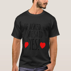 Lustig Er Fragte Sie Sagte Ja Heirat Geschenk Id T-Shirt