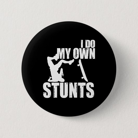 Lustig, ich mache meine eigenen Stunts Skateboardi Button (Vorderseite)