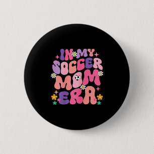 Lustig in meiner Fußball-Mutter-Ära Groovy Grafik Button