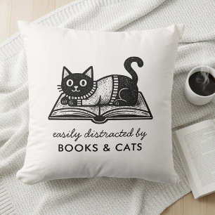 Lustig Leicht ablenkbar durch Bücher und Katzen Kissen