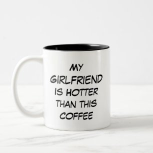 Lustig, meine Freundin ist heißer als dieser Kaffe Zweifarbige Tasse