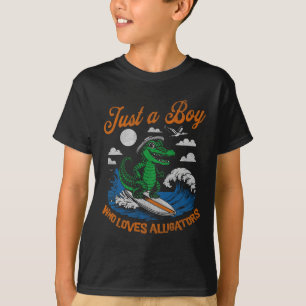 Lustig nur ein Junge, der Alligatoren liebt, surft T-Shirt