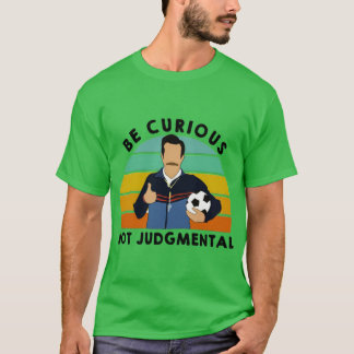 Lustig Sei Neugierig Nicht Urteilend Zitat im Fitn T-Shirt