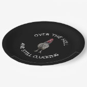 Lustig über dem Hügel-Hahn-noch gluckernden Party Pappteller (Schrägansicht)