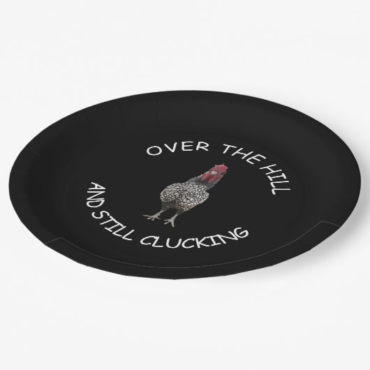 Lustig über dem Hügel-Hahn-noch gluckernden Party Pappteller (Schrägansicht)