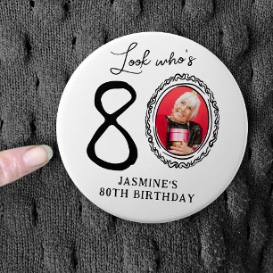 Lustig! Wer wird 80! Foto zum 80. Geburtstag Button