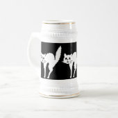 lustig wütende weiße Katze mit gewölbtem Rücken Bierglas (Vorderseite Links)