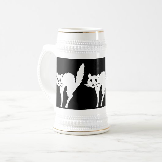 lustig wütende weiße Katze mit gewölbtem Rücken Bierglas (Vorderseite Links)