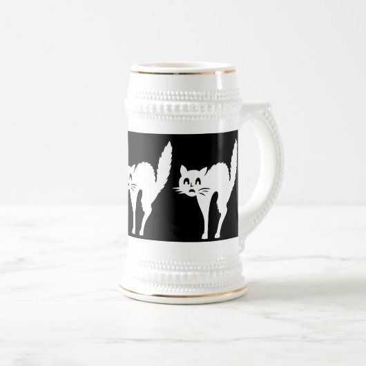 lustig wütende weiße Katze mit gewölbtem Rücken Bierglas (VorderseiteRechts)