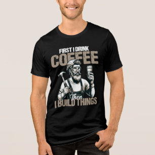 Lustig zuerst trinke ich Kaffee, dann baue ich Din Tri-Blend Shirt