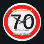 Lustige 70. Verkehrsschild-Höchstgeschwindigkeit<br><div class="desc">Lustige 70. Verkehrsschild-Höchstgeschwindigkeits-Uhr des Geburtstags-Witz-70. Zeitgeschwindigkeiten vorbei! Geben Sie diese große drehen70-geburtstags-Uhr mit kundengerechtem Alter Nr. "70" und kundengerechten Texten "alles Gute zum Geburtstag" und "der bessere verlangsamende Anfang!". Diese große 70. Geburtstagsuhr ist völlig kundengerecht,  addiert Ihren Text und Bilder!</div>