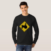 Lustige Ackerschlepper-Verkehrsschild-Warnung T-Shirt (Vorne ganz)