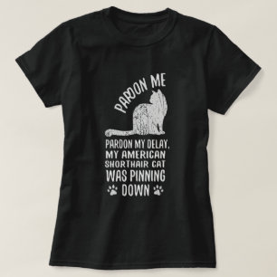 Lustige amerikanische Kurzhaarkatze hält Kunst fes T-Shirt