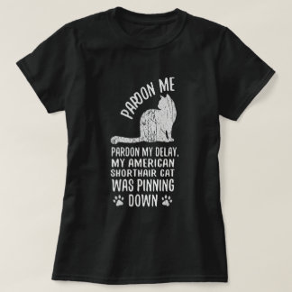 Lustige amerikanische Kurzhaarkatze hält Kunst fes T-Shirt