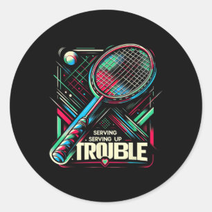Lustige Badminton-Grafiken 'Serving Up Trouble' au Runder Aufkleber