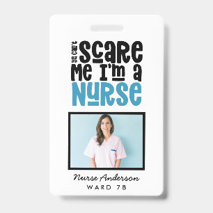 Lustige blaue Mädchen-Krankenschwester-Typografie Ausweis