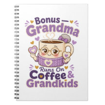Lustige Bonus-Oma läuft mit Kaffee und Enkelkinder