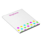 Lustige bunte Tupfen auf weißem Kindernamen Notizblock (angewinkelt)