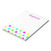 Lustige bunte Tupfen auf weißem Kindernamen Notizblock (Rotiert)