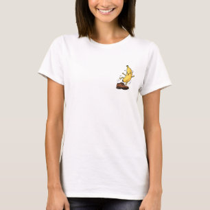 Lustige Cartoon-Bananenfigur rutscht aus T-Shirt