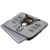 Lustige Cartoonfigur einer Katze auf dem Kopf Laptopschutzhülle (Vorne Knopf)