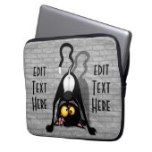 Lustige Cartoonfigur einer Katze auf dem Kopf Laptopschutzhülle (Vorderseite Links)