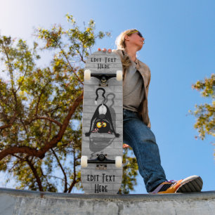Lustige Cartoonfigur: Katze auf dem Kopf Skateboard
