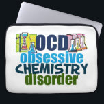 Lustige Chemie Laptopschutzhülle<br><div class="desc">Lustiges Chemielehrergeschenk,  das OCD besessene Chemie-Störung nahe bei Wissenschaftsbechern voll Chemikalien für ein Experiment liest. Ein cooler Chemiemajor anwesend für einen Wissenschaftler.</div>