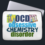 Lustige Chemie Laptopschutzhülle<br><div class="desc">Lustiges Chemielehrergeschenk, das OCD besessene Chemie-Störung nahe bei Wissenschaftsbechern voll Chemikalien für ein Experiment liest. Ein cooler Chemiemajor anwesend für einen Wissenschaftler.</div>
