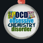 Lustige Chemie Silbernes Ornament<br><div class="desc">Lustiges Chemielehrergeschenk,  das OCD besessene Chemie-Störung nahe bei Wissenschaftsbechern voll Chemikalien für ein Experiment liest. Ein cooler Chemiemajor anwesend für einen Wissenschaftler.</div>